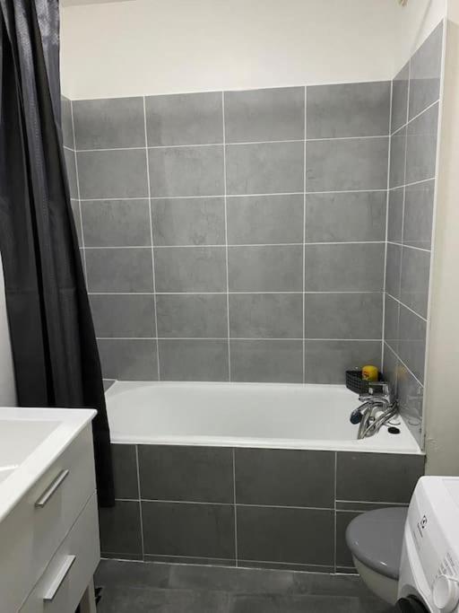 Joli Studio Avec Parking Prive, Bien Situe Moulins  Kültér fotó